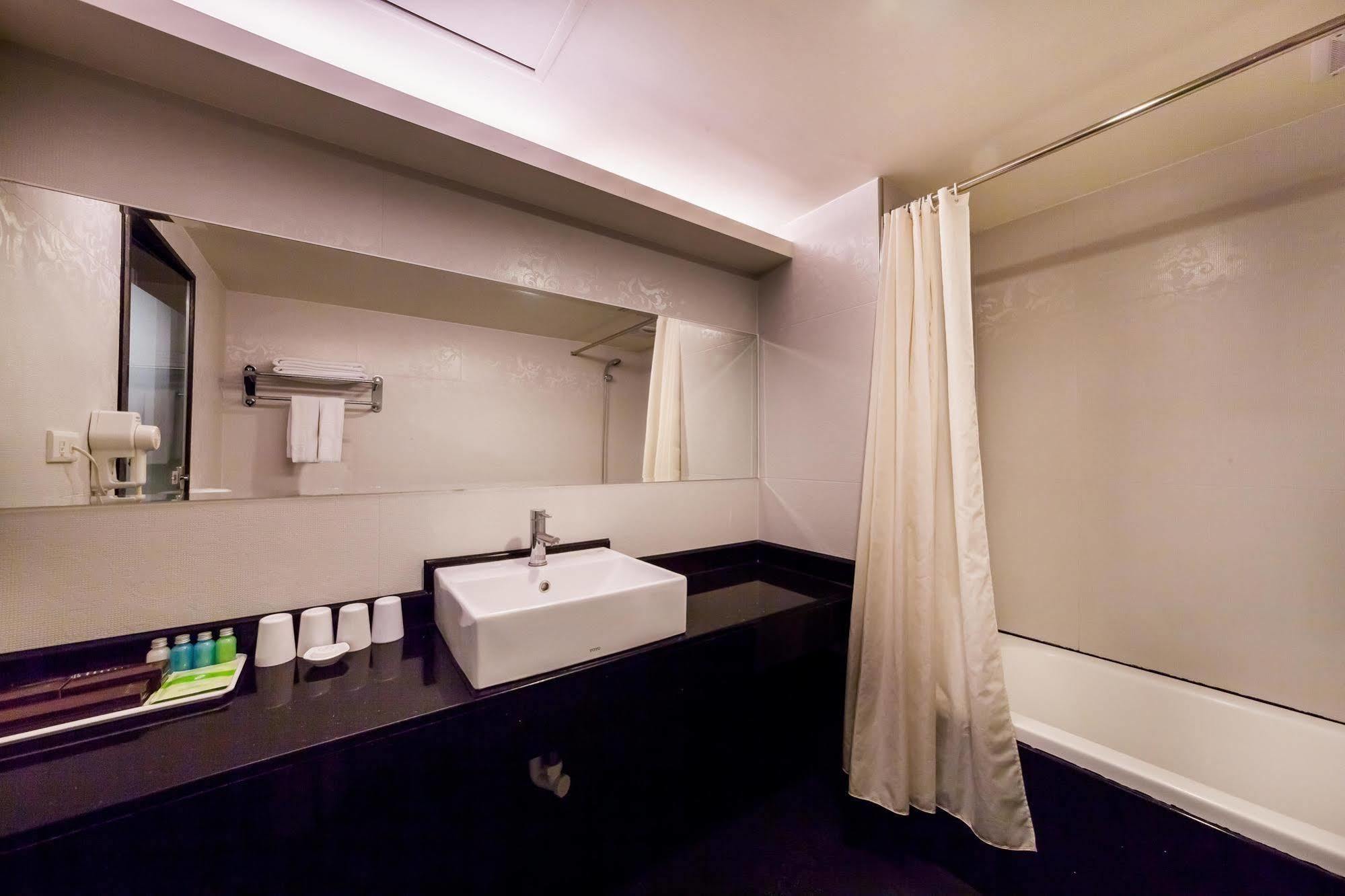 華麗大飯店ferrary Hotel Тайпей Екстериор снимка